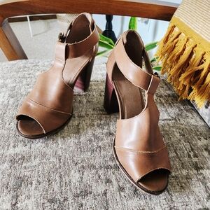 Nine West Leather T-Strap Peep Toe Heels - Tan Size 9